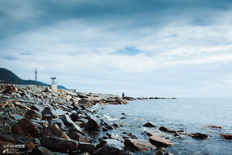 Рыбак на камняхphoto preview