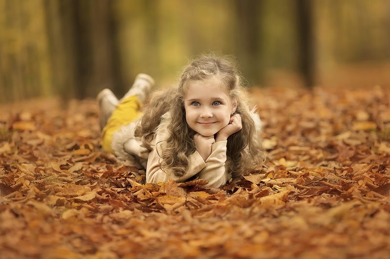 девочка,  детская и семейная фотосессия, детский и семейный фотограф, радость, счастье, фотосессия, маленькие дети, детское фото, детский фотограф, детский и семейный фотограф, детское фото, детская фотосессия, девочка, осень, листья, желтые листья, тепло Сонечка и осеньphoto preview