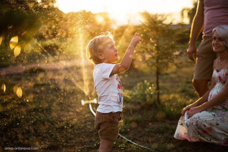 дети, ребенок, лето, закат, брызги, портрет, боке Golden Eveningphoto preview
