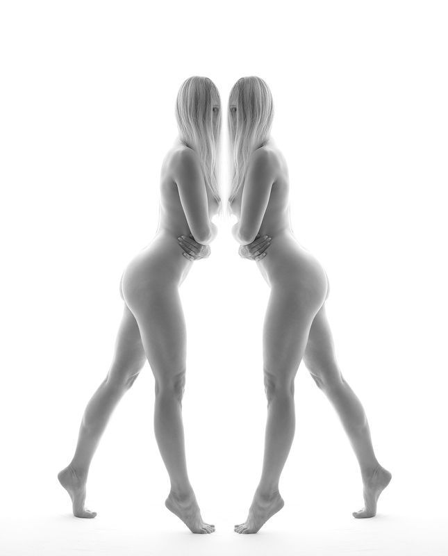 когда третья смотритphoto preview