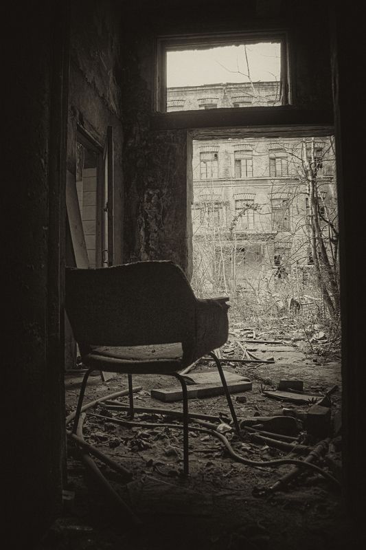 стул, разруха, апокалипсис, мрак тихое местоphoto preview