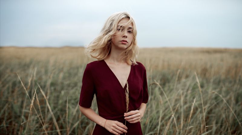 поле, волосы, ветер, красное платье, блондинка, натуральный свет, улица Машаphoto preview