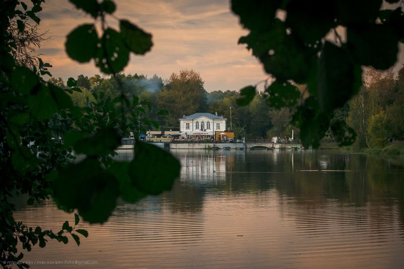 закат, плотина, пруд, усадьба, Кузьминки, Влахернское, вечер, сумерки, листва, Москва, вода, отражение, архитектура, домик, осень Домик у плотины в Кузьминках на закате.photo preview