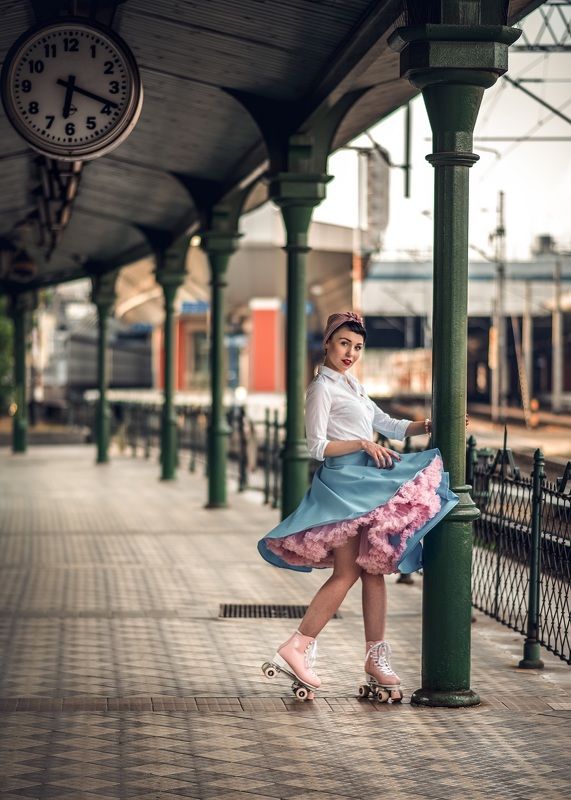 retro woman portrait roller pin up station railway Railway stationphoto preview