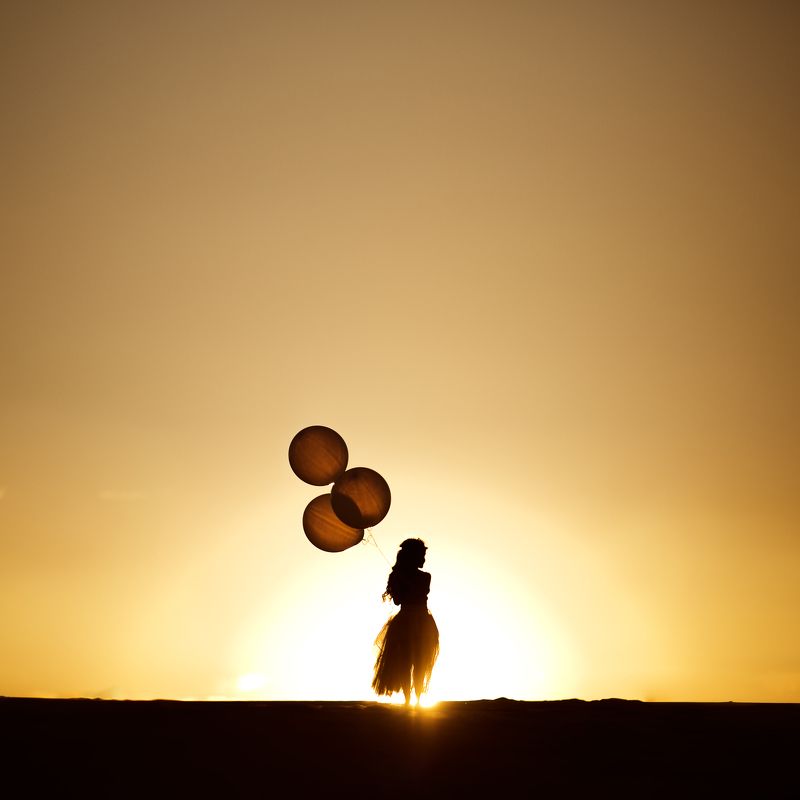 на закате, ребенок с шарикками, шарики, закат, жанр, жанровый портрет, силуэт, силуэт девочки photo preview