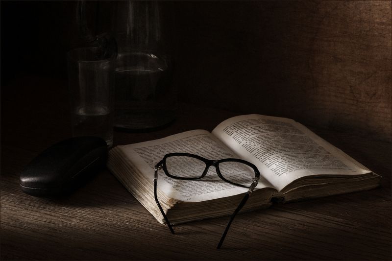 книга, очки, графин, натюрморт Наедине с ...photo preview