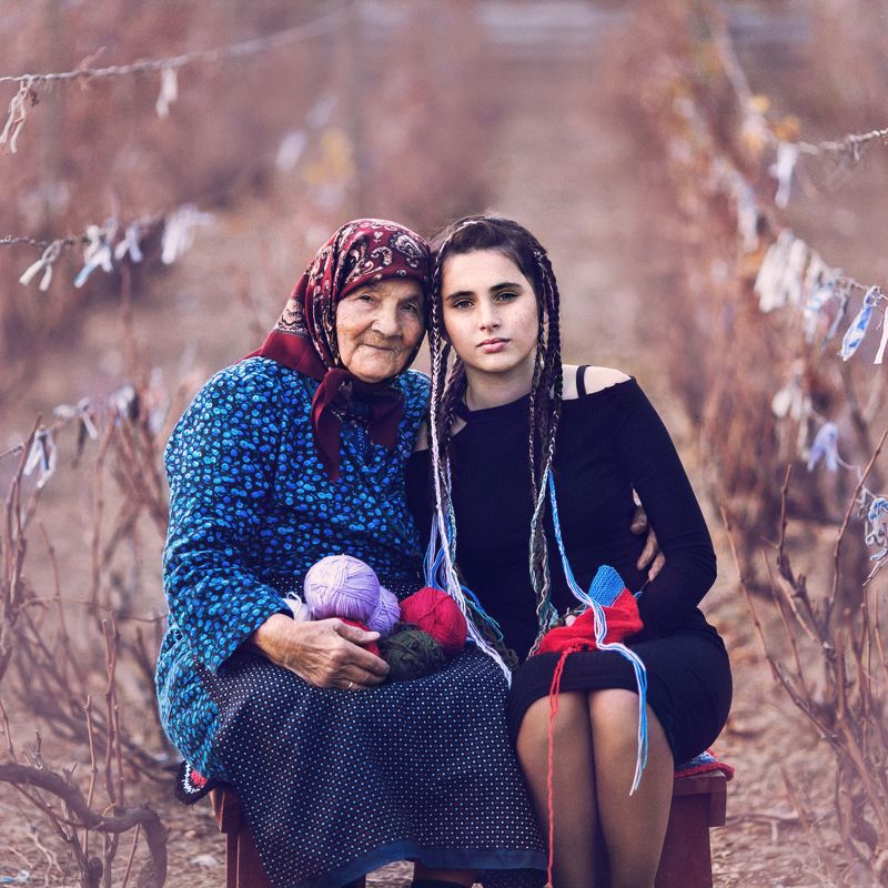 портрет, модели, бабушка, внучка, девушка Мудрость и Юностьphoto preview