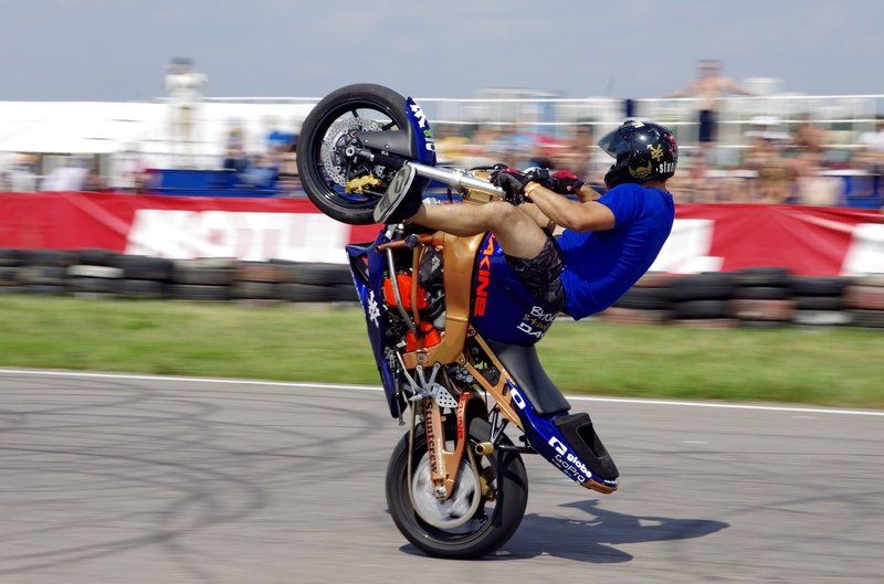 стантрайдинг, экстрим, мотоциклы Акробат в делеphoto preview