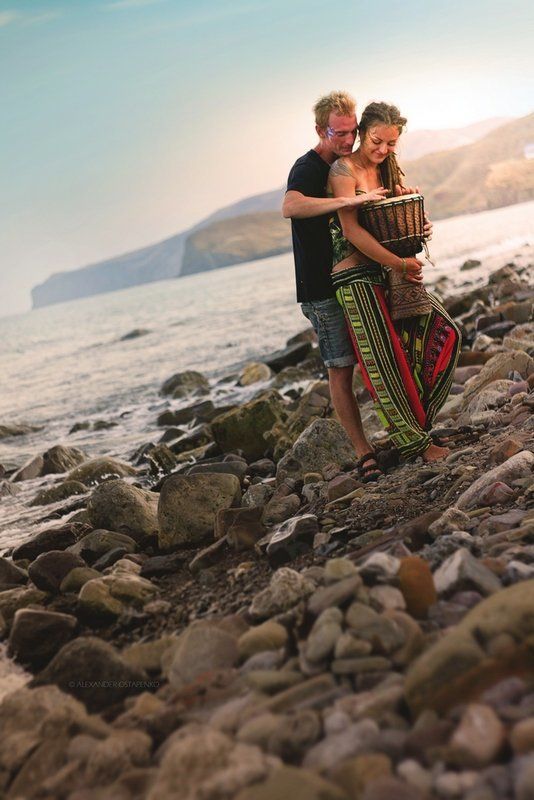 крым, киногородок, счастливые люди, музыкальный инстрмент, горы, крымский пейзаж, море, берег photo preview