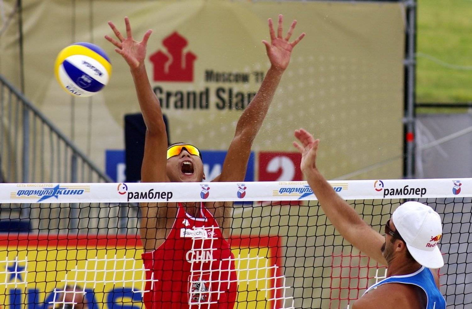 Над сеткой. Автор: Арсен Алабердов волейбол, мяч, игра, сетка, блок, Арсен Алабердов