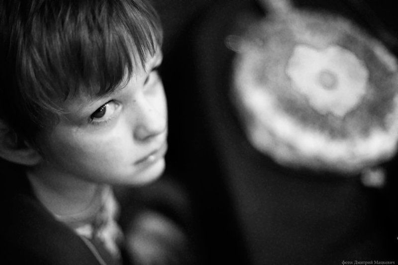 торт,  мальчик,  день рождения, взгляд, выражение Грустный праздникphoto preview