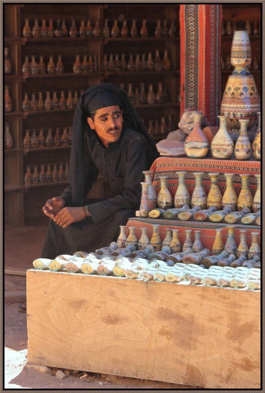 Продавец кувшиновphoto preview