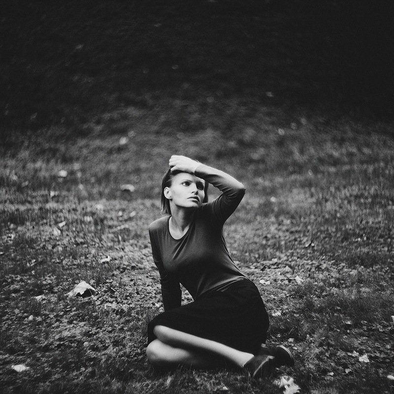 девушка,чб,портрет Девушка на травеphoto preview