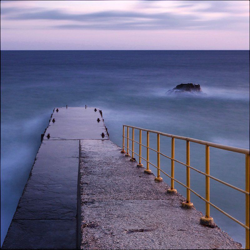 Одинокий волнорезphoto preview