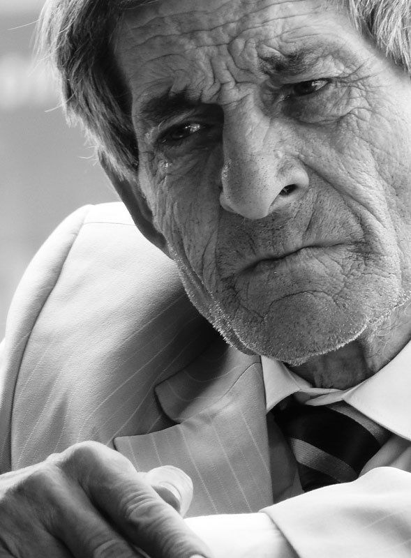 мужской, портрет Скупая слезаphoto preview