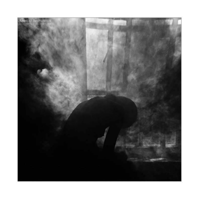 Портрет обнаженной девушки в плену желаний дымныхphoto preview