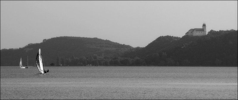 озеро, замок, яхта Удержать равновесие.photo preview