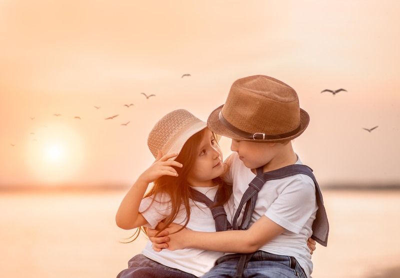 дети, чайки, закат, шляпа, море закатphoto preview