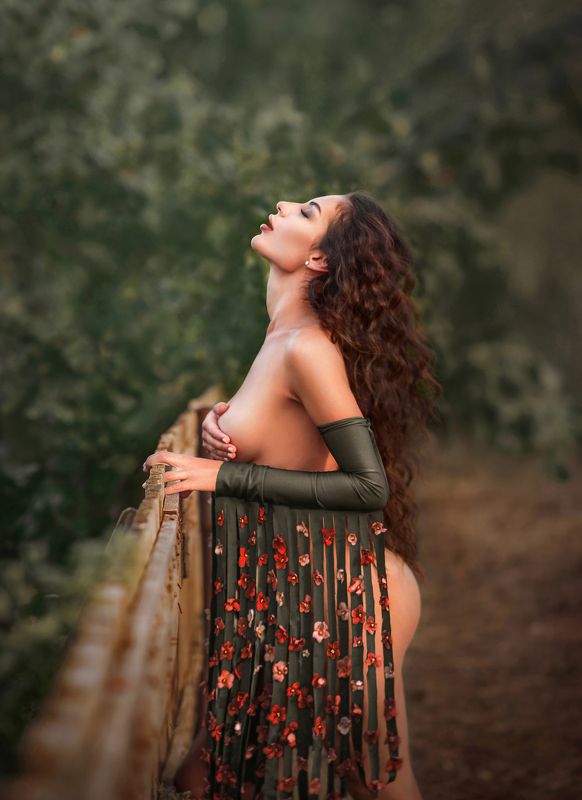 афродита,цветы,руки,обгаженная,красота,молодая,сексуальная,девушка,зеленый,кудрявая,фиалка,страсть,красные цветы, Афродитаphoto preview