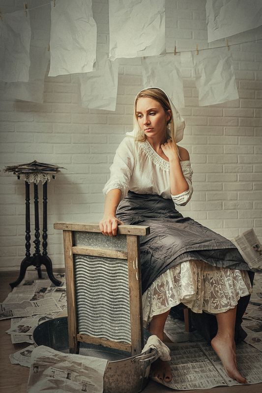 портрет, девушка, модель, студия, картина, платье, таз, классика, стирка, прачка, газеты, белье, сюр Прачкаphoto preview