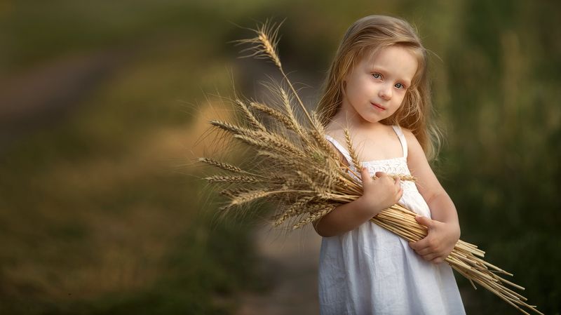 детский фотограф, дети, портрет, художественный портерт, идея детской фотосессии, детский образ, образ, пшеница, платье, ребенок, ребенок в кадре, Сбор уражаяphoto preview