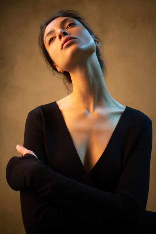 портрет девушка свет тёплый фон шея мечты отдых  Тёплая Сторона Луны и Хвост Кометыphoto preview