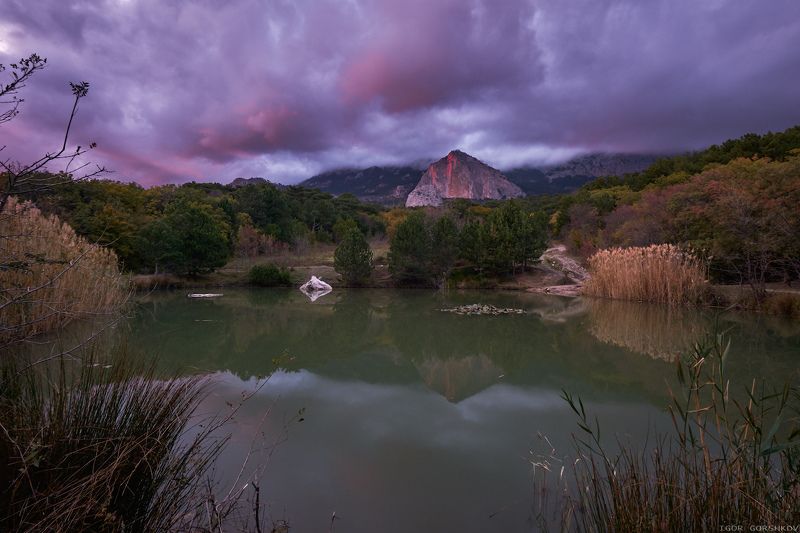 крым,пейзаж,осень,горы,скала,вечер,природа,закат,озеро,тростник Вечер на озере Шаан-Каяphoto preview