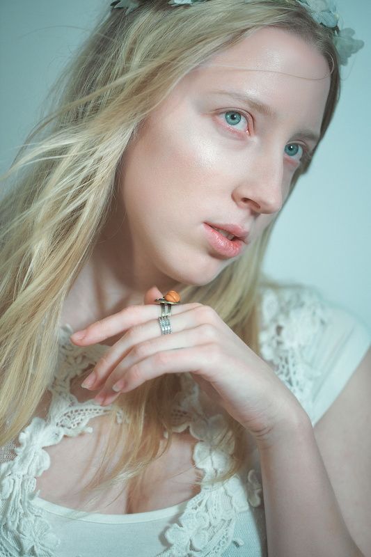 Портрет, зеленый, девушка, взгляд, рука, кисть, блонд, платье, юность Мраморный зеленыйphoto preview