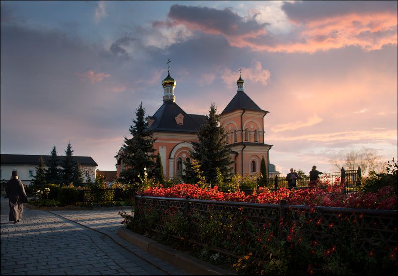 монастырь оптина пустынь вечер закат цветы монах Вечер. Октябрьphoto preview