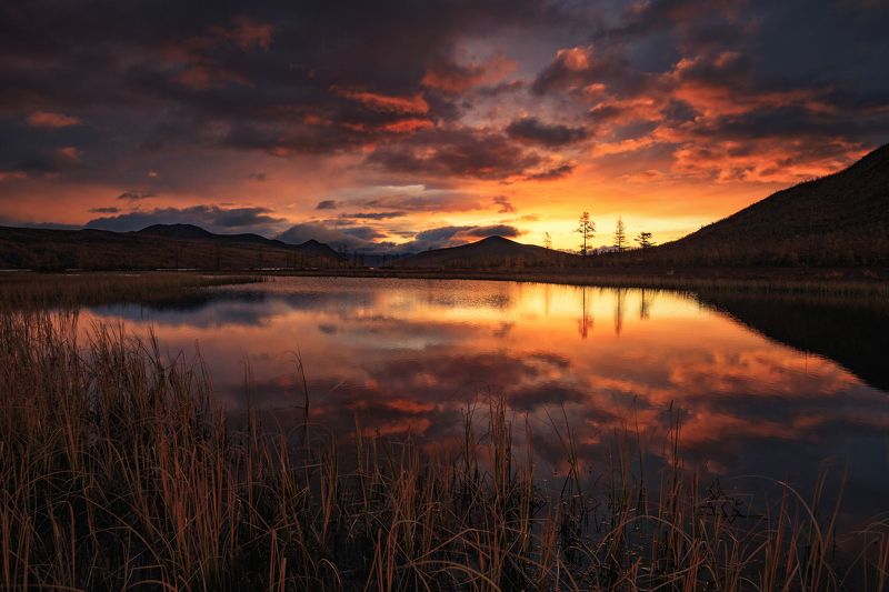 2018, россия, колыма, утро, краски, осень, горы, лиственницы, тучи, деревья, отражение, трава, рассвет, небо, озеро Рассвет на Джекеphoto preview