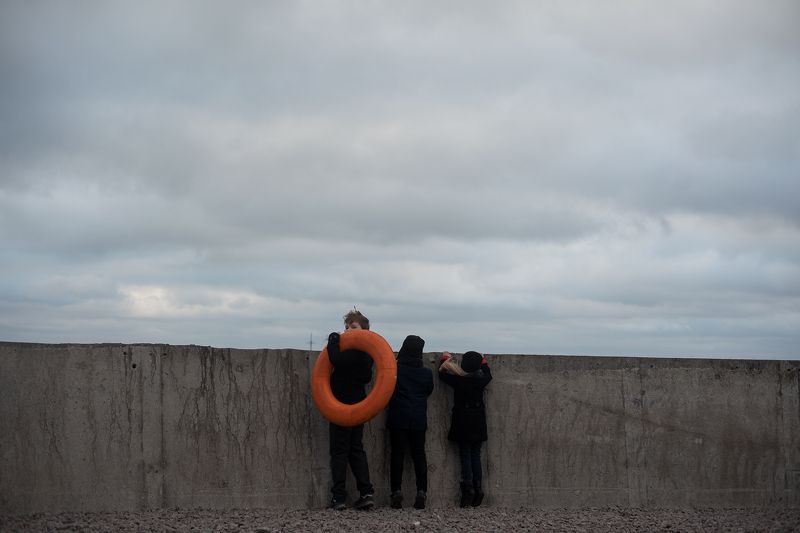 дети, спасательный круг, пристань, небо Море рядомphoto preview