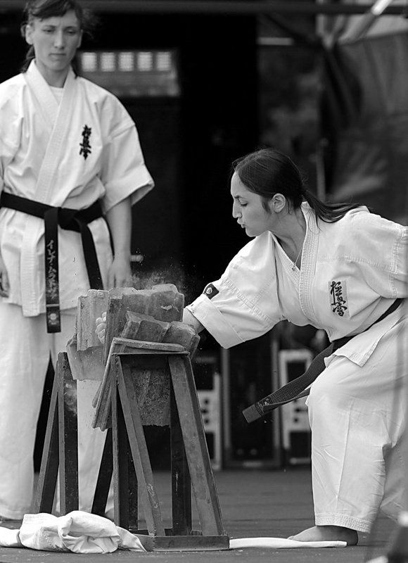 каратэ, удар, единоборства Слабый пол!photo preview