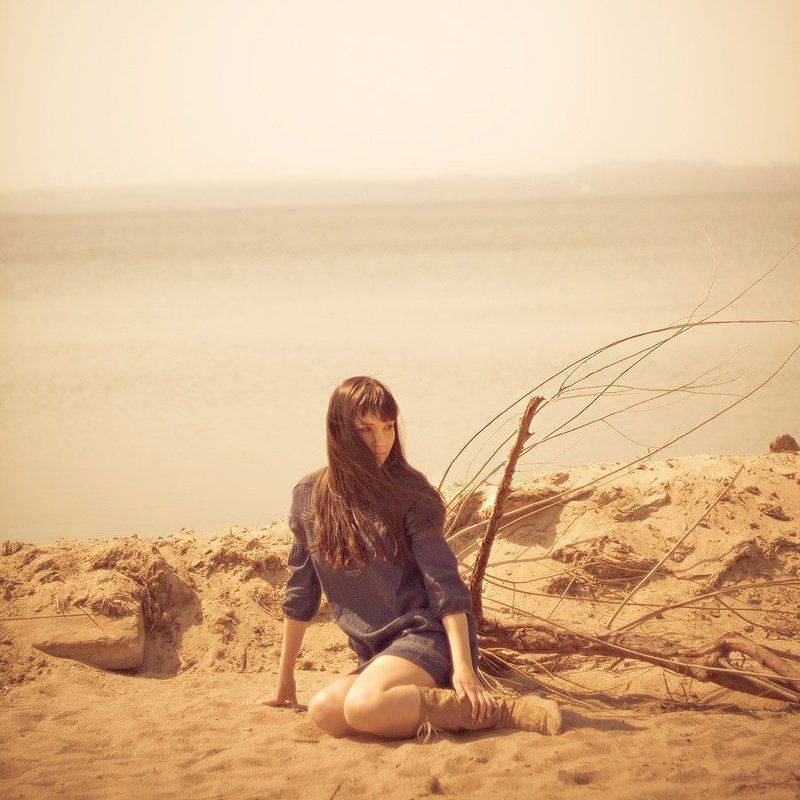 девушка, осень, море, песок, платье ***photo preview