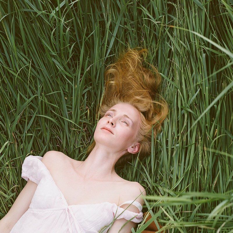 fay, gold hair, pentacon, nature, biometar 80, carl zeiss,  grass, green, portrait, kodak portra. Fairyphoto preview