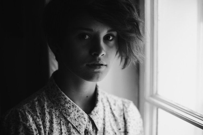 портрет,девушка,окно,чб windowphoto preview