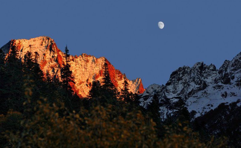 горы Между двух светилphoto preview