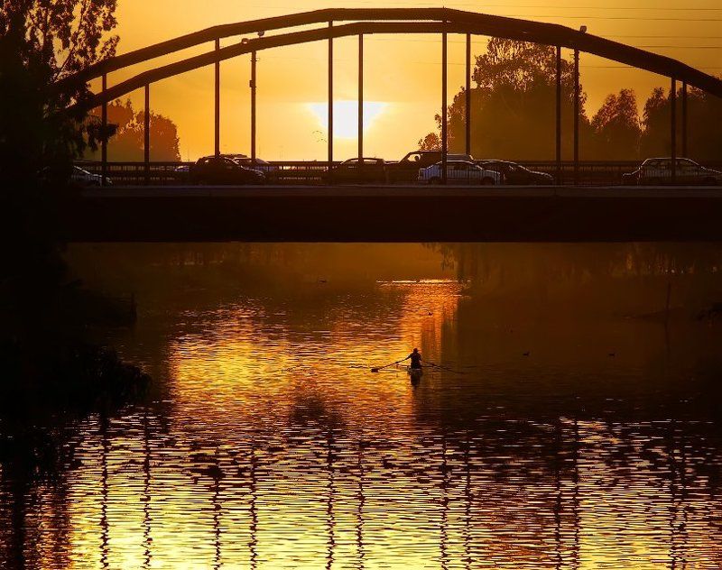 река, город, мост, машины, человек, байдарка, закат Желтая рекаphoto preview