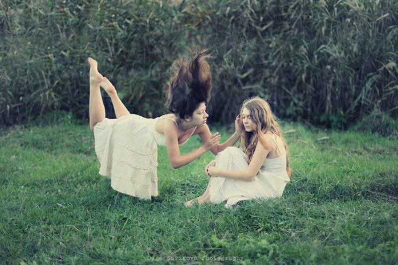 девушки, полет, платья, невесомость, трава, зелень, волосы, нежность Frozen Musephoto preview