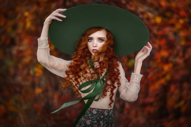 девушка,портрет,рыжая,кудрявая,шляпа,большая шляпа,ветер,унесённая,длинные волосы,сказочная,леди,утончённая,осень,красный цвет Унесённая ветром photo preview