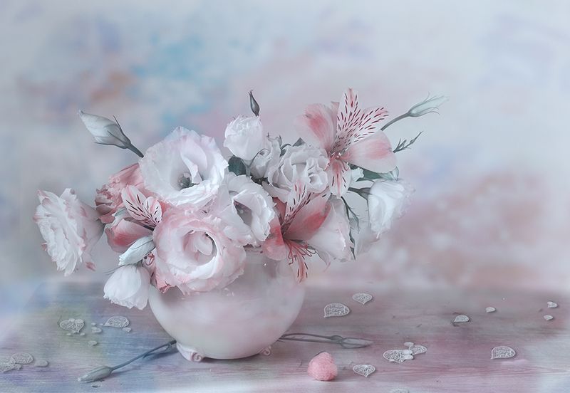 натюрморт букет ваза альстромерии деревянный стол голубой Цветочный шармphoto preview