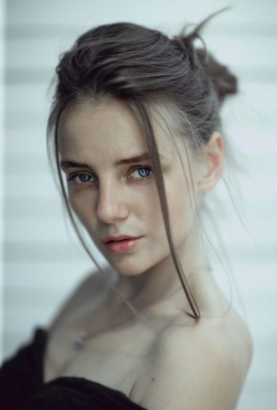 model girl eyes portrait hair natural EVAphoto preview