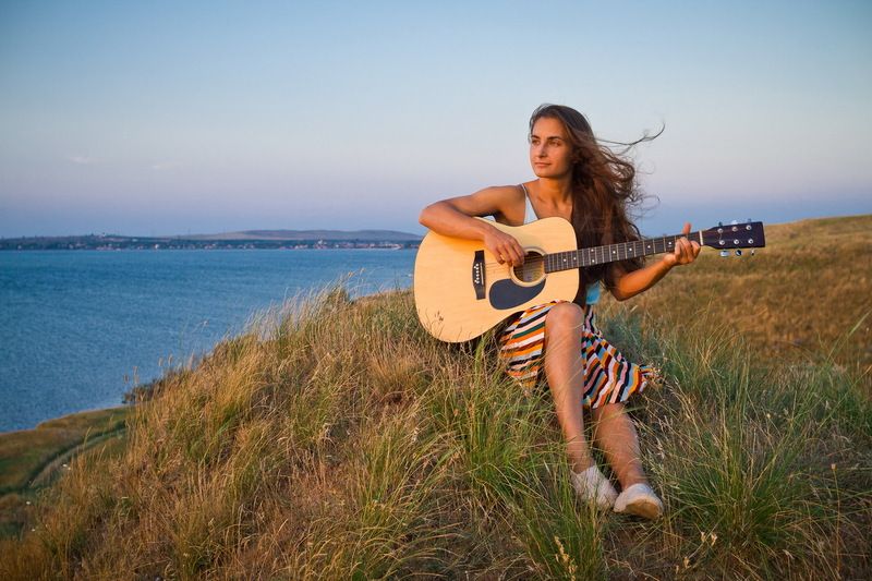 портрет, портфолио, модель, гитара, море, закат Музыка ветраphoto preview