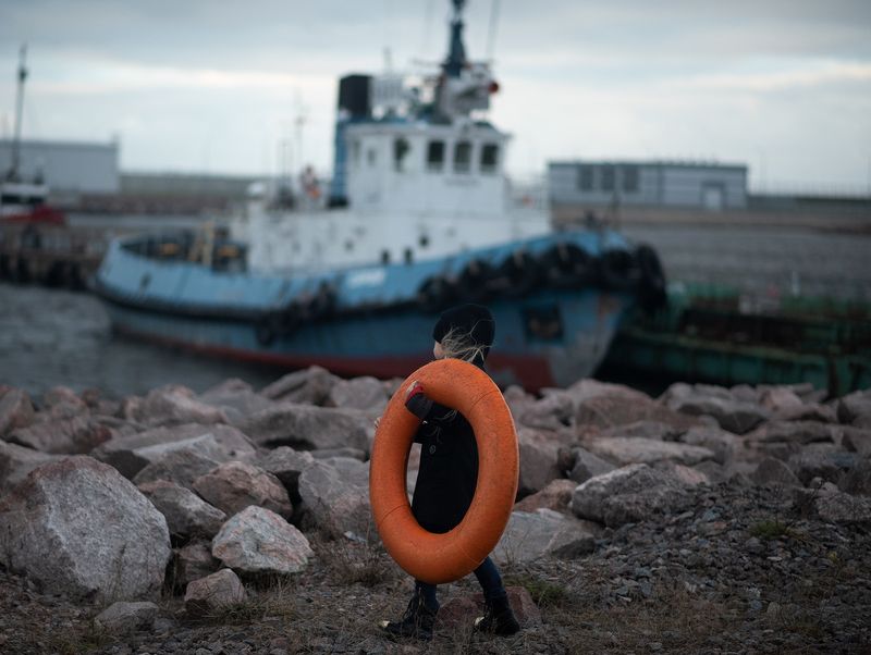 спасательный круг, море, девочка, камни, корабль photo preview