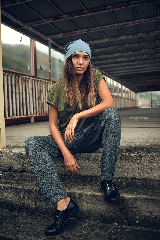 девушка, портрет, улица, пасмурно, шапка, ботинки, штаны, длинные волосы Катяphoto preview