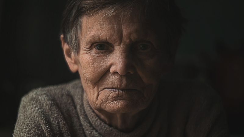 портрет, свет, тень, художественный портрет, жанровый портрет, бабушка, винтаж, взрослый портрет Время только уходитphoto preview