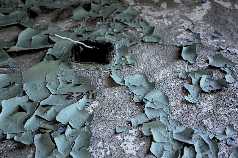 ток, розетка, краска, стена, разруха, апокалипсис 220 вольтphoto preview