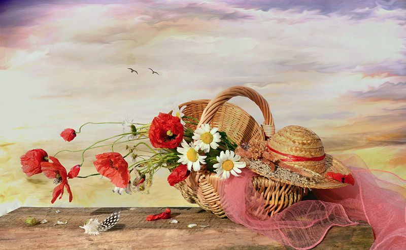 натюрморт  маки шляпка корзинка деревянный стол Легкое перышкоphoto preview