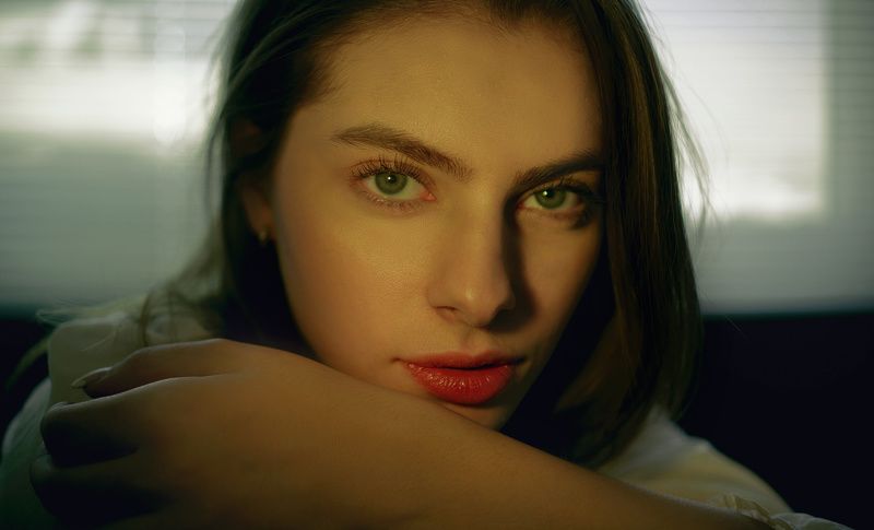 portrait model girl natural light face closeup color Sighs From the depthsphoto preview