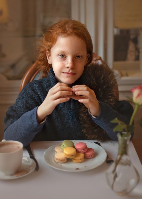 children, girl, redhead, cafe, potrait Девочка с пирожнымиphoto preview