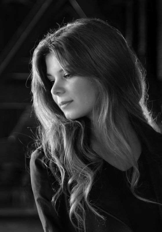 girl, portrait, face, eyes, hair, emotive, parisienne, monochrome, backlight, paris, dark Katiaphoto preview